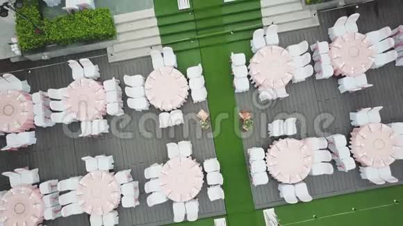 无人机飞过婚礼晚餐装饰或结婚纪念日在花园户外餐饮设置椅子和视频的预览图