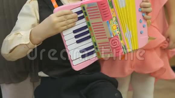 玩手风琴的男孩视频的预览图