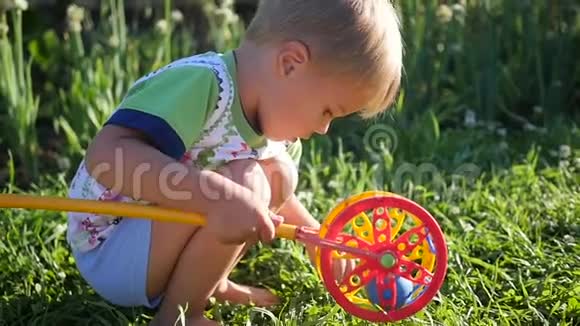 一个孩子正在草坪上玩玩具娱乐和户外游戏视频的预览图
