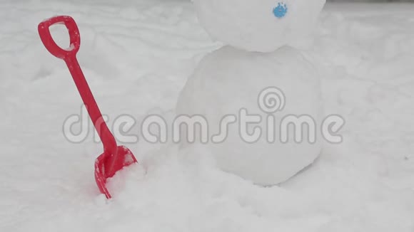 快乐的雪人站在雪地里视频的预览图