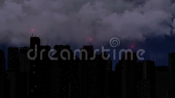 夜间特大城市上空出现暴雷闪电雷鸣视频的预览图