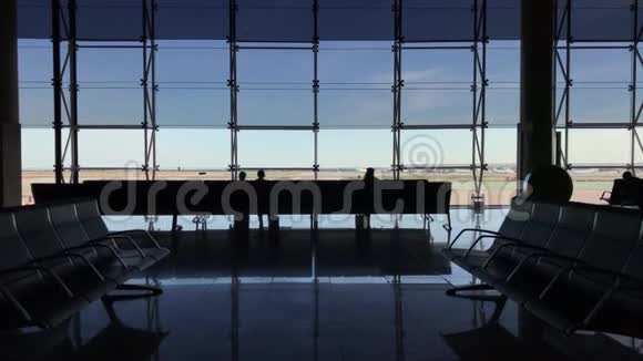 繁忙的机场枢纽与旅客视频的预览图