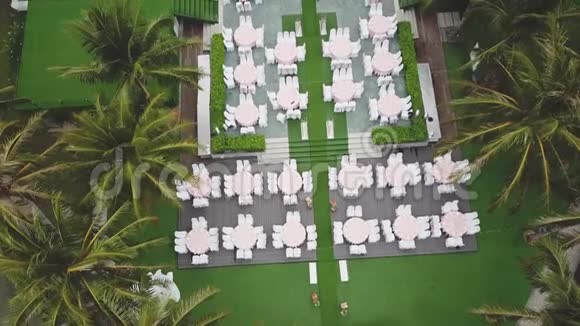 无人机飞过婚礼晚餐装饰或结婚纪念日在花园户外餐饮设置椅子和视频的预览图