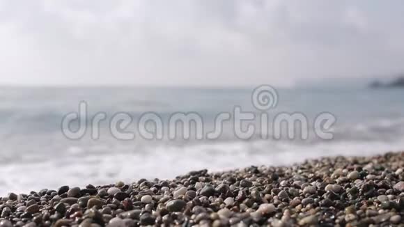沙滩上的石与弹珠纯净的水波视频的预览图