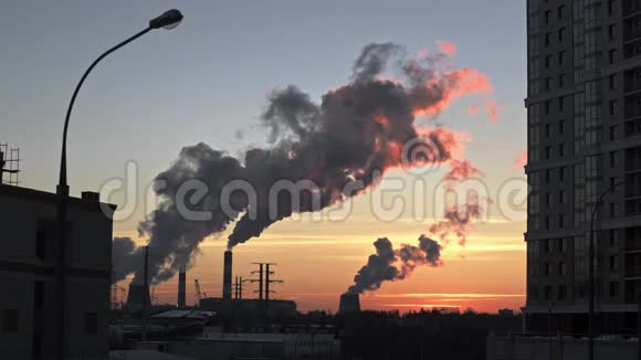 火力发电厂烟囱冒烟工业区视频的预览图
