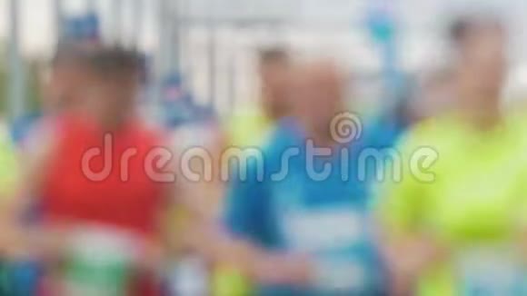 跑步运动员在马拉松上跑步模糊视频的预览图