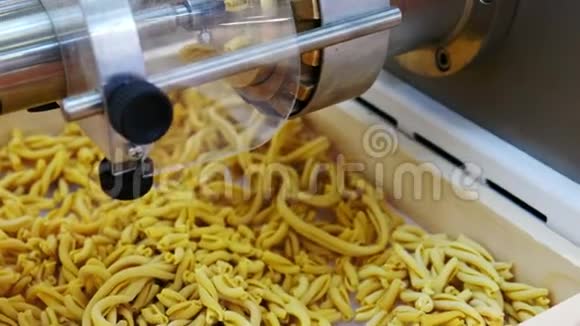 黄铜工厂工业机器视频的预览图