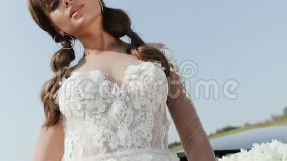 美丽的新娘在阳光公园享受婚纱视频的预览图