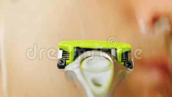 超级特写一个男人在浴室刮胡子POV视频视频的预览图