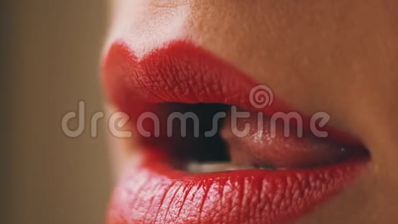 性感的红色女人的嘴唇视频的预览图