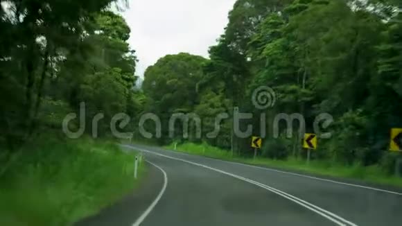 一个弯曲的道路视频的预览图