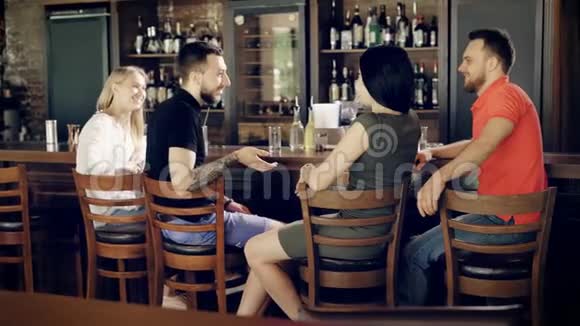 和朋友一起在酒吧度过时光一群老朋友聊天视频的预览图