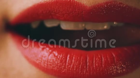 性感的红色女人的嘴唇视频的预览图