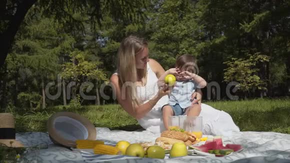 孩子选择快餐而不是蔬菜和水果视频的预览图