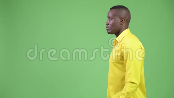 年轻快乐的非洲商人穿黄色衬衫的侧写视频的预览图