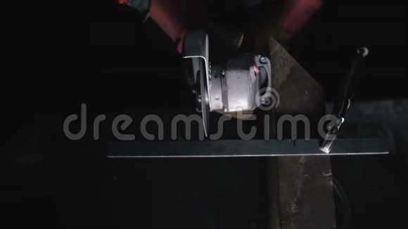 关闭火花细节工业工人使用角磨机和切割钢火花在镜头中直接飞行视频的预览图