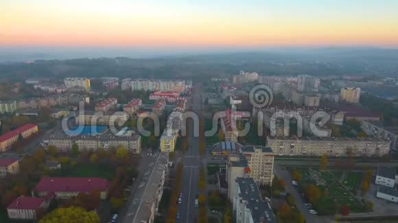 从Drone的鸟瞰有道路和汽车房屋和停车场的城镇视频的预览图