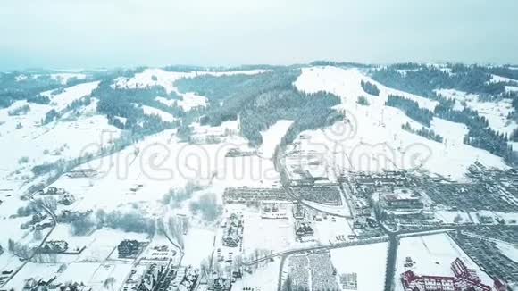 一个覆盖着雪的高山滑雪斜坡的空中射击南部塔特拉山的比利亚卡塔特兰斯卡滑雪场视频的预览图