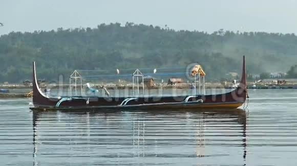 湖上空渔船视频的预览图