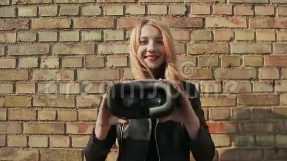 一个靠近砖墙的时髦女孩给相机带来了虚拟眼镜视频的预览图
