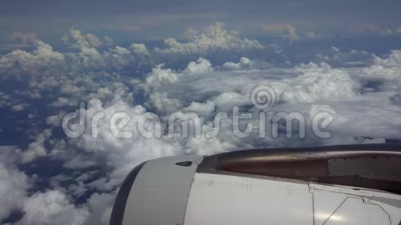 4K乘飞机旅行乘坐美丽的天空彩云飞行中的涡轮飞机视频的预览图