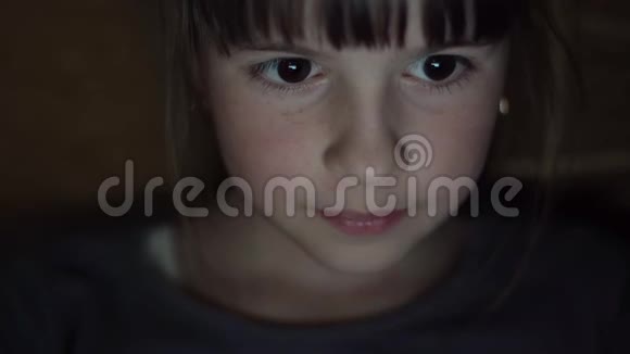 孩子脸浏览平板电脑视频的预览图