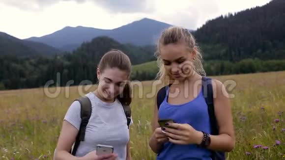 两位年轻女子徒步登山在山上自拍视频的预览图