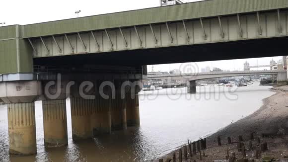 泰晤士河上的桥梁视频的预览图