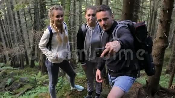 旅行者在山路上的森林里做一个普通的自我视频的预览图