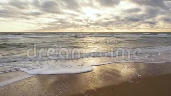 沙滩上长长的轻柔的波浪视频的预览图