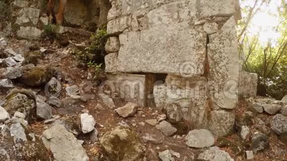 地中海地区森林中古老城市奥利姆波斯废墟中的女孩视频的预览图