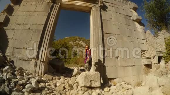 女孩说麦克风罗马神庙的废墟门道两千年前的城市奥利姆波斯莱西亚莱西亚小径视频的预览图