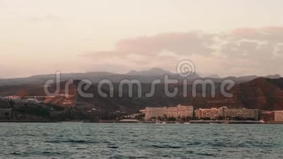 加那利岛南岸从海上航行的船上观看视频的预览图
