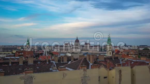 布达佩斯城市天际线与匈牙利议会大厦在布达佩斯城市匈牙利时间套索4K视频的预览图