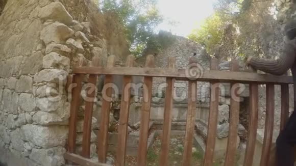 男人爬过罗马石棺的栅栏叫一个女孩两千年前的城市莱西亚莱西亚小径视频的预览图