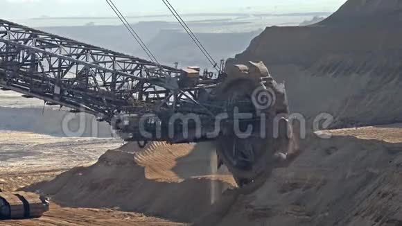 德国露天矿坑斗轮挖掘机视频的预览图