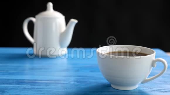 用茶茶杯和饼干对杯子进行多莉聚焦跟踪视频的预览图