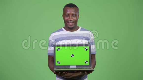 年轻快乐的非洲男人看着笔记本电脑视频的预览图