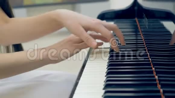 音乐家手弹钢琴的特写镜头没有脸4K视频的预览图