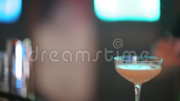 专家酒吧老板正在夜总会做鸡尾酒在酒吧里工作的专业酒保把甜饮料倒入玻璃杯里视频的预览图