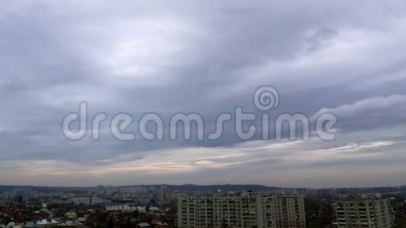 城市屋顶上的云层时间视频的预览图