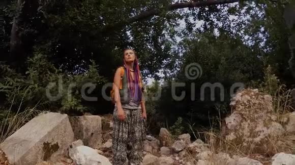 地中海地区的一片森林里奥利姆波斯古城废墟中有可怕的姑娘视频的预览图