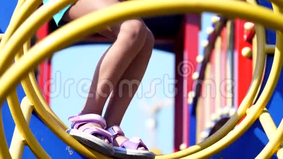七岁的快乐女孩在操场上玩耍在炎热的夏天玩得很开心慢动作快乐活跃的童年视频的预览图