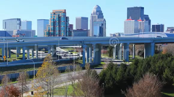 肯塔基州路易斯维尔市交通繁忙视频的预览图