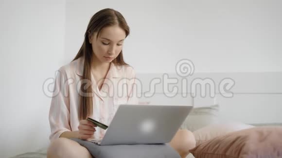 漂亮的年轻女子穿着淡粉色的衬衫视频的预览图