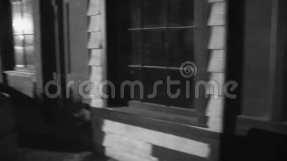 房子外面有黑白植物视频的预览图