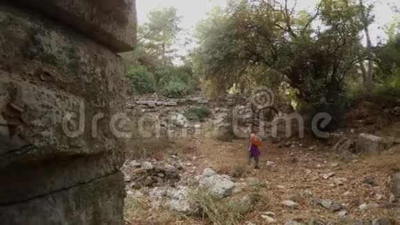 女孩行走和古老的特写砖石一幅巨大的石头全景在古老的奥尔城废墟中毁了罗马剧院视频的预览图