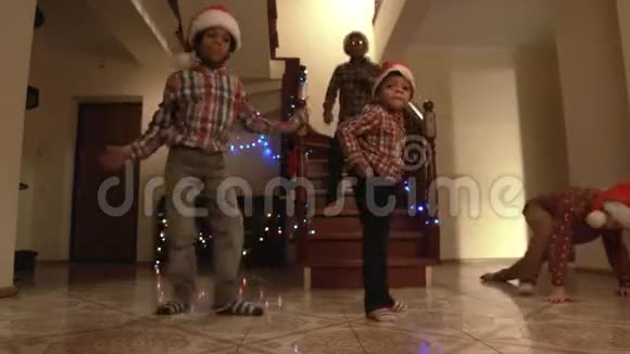 穿圣诞帽的孩子在跳舞视频的预览图