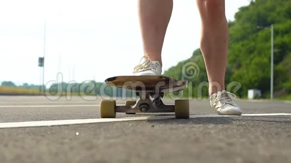 特写滑板女孩骑户外慢动作视频的预览图