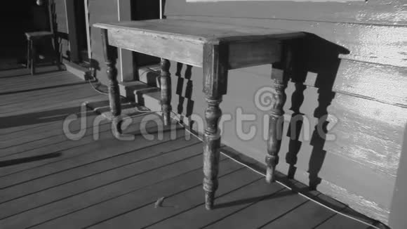 房子外面的桌子是黑白的视频的预览图